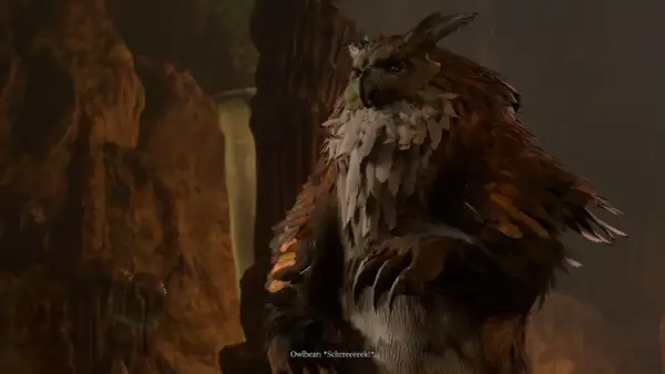 Potężny sowodźwiedź z Baldur's Gate 3, z piórami i pazurami, siedzi w jaskini.