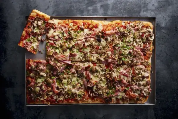 Domowa pizza na blachę, z pieczarkami i szynką. Idealna na rodzinny obiad, przepis na świeże drożdże.
