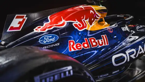 Detalle del coche de **Red Bull F1** con el logo del toro rojo y patrocinadores.