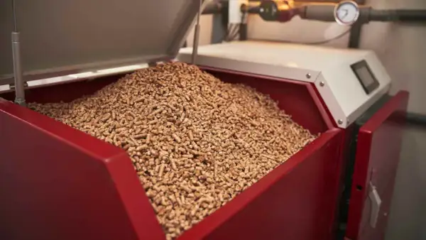 Ein großer Vorrat an Holzpellets in einem roten Behälter, bereit für die Pelletheizung.