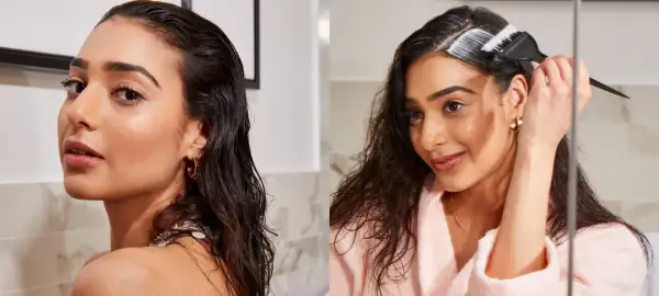 Mujer con pelo mojado se aplica tinte con brocha. Se puede teñir el pelo mojado para un color uniforme y duradero.
