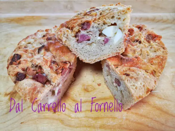 Un délicieux tortano napoletano, coupé en tranches, révèle ses garnitures de lardons et d'œufs.