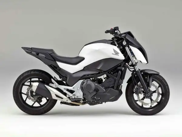 Honda moderna, blanca y negra, con diseño agresivo. Una moto ligera y potente lista para la aventura.
