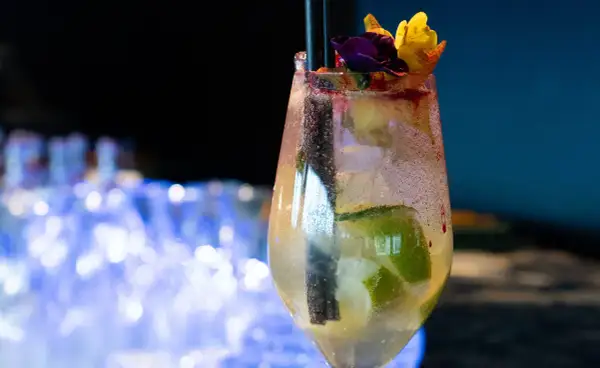 Orzeźwiający drink z limonką, kwiatami i słomkami. Idealne prosecco do hugo? To właśnie ono!