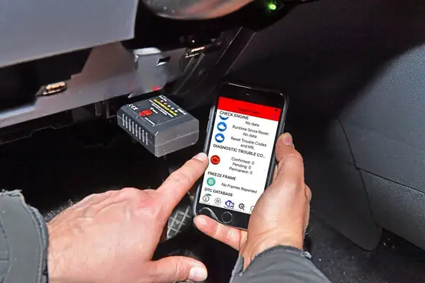 Diagnostyka Opla za pomocą modułu OBD i aplikacji na smartfonie. Oprogramowanie pokazuje kody błędów.
