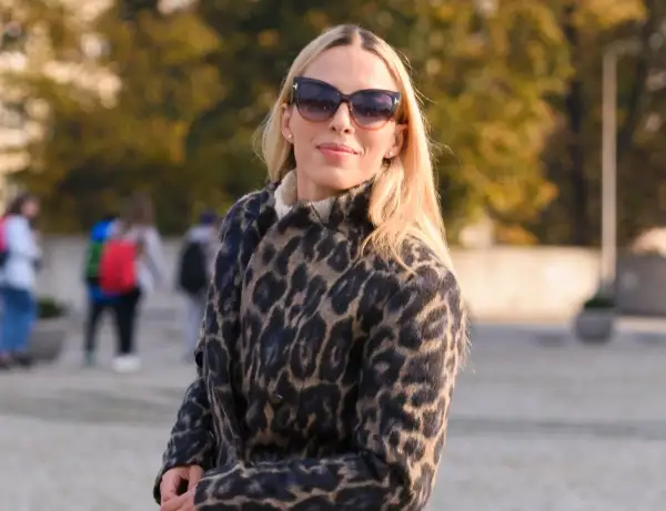Kobieta w okularach przeciwsłonecznych i płaszczu w panterkę. Czy panterka jest modna? Ta stylizacja sugeruje, że tak!