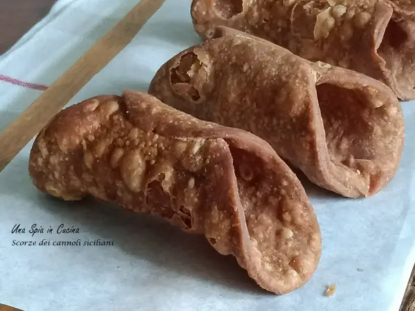 Scorze croccanti per cannoli siciliani ricetta originale, pronte per essere riempite.