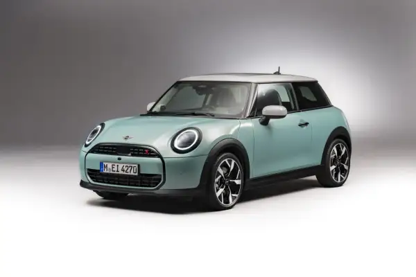 Turkusowy Mini Cooper S z białym dachem. Stylowy, miejski samochód, który zbiera świetne mini cooper opinie.