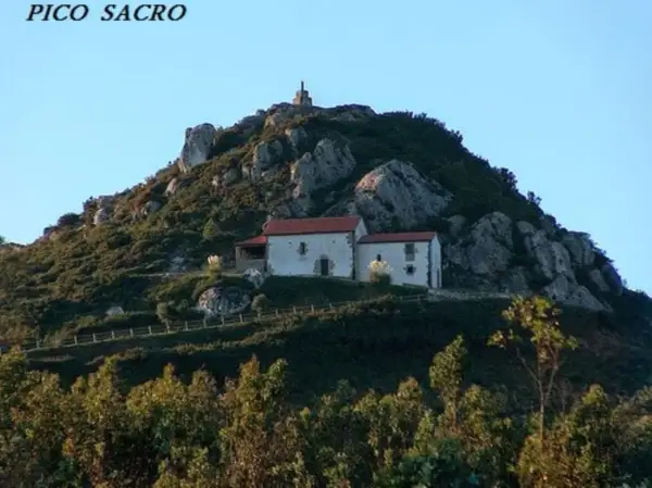 Edificio blanco con tejado rojo en la ladera rocosa del Pico Sacro.