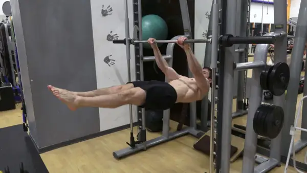 Uomo esegue un front lever calisthenics, tenendo una sbarra con le braccia tese e il corpo orizzontale.