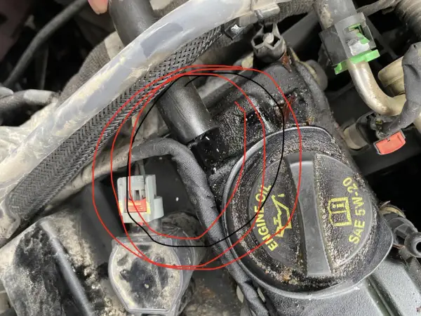 Conector de bobina de encendido en Opel, posible causa de DTC P0301 (fallo de encendido cilindro 1).
