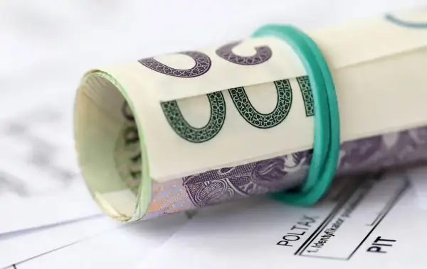 Zwijana banknot 100 zł na dokumentach PIT. Czy dodatek pielęgnacyjny jest opodatkowany?