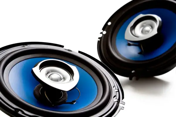 Dos altavoces de coche con conos azules y detalles plateados, listos para mejorar sonido coche.
