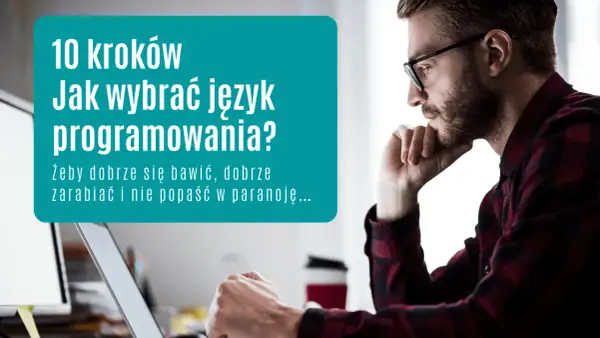 Mężczyzna w okularach myśli nad wyborem języka programowania, np. kursu Javy, by dobrze zarabiać i bawić się kodowaniem.
