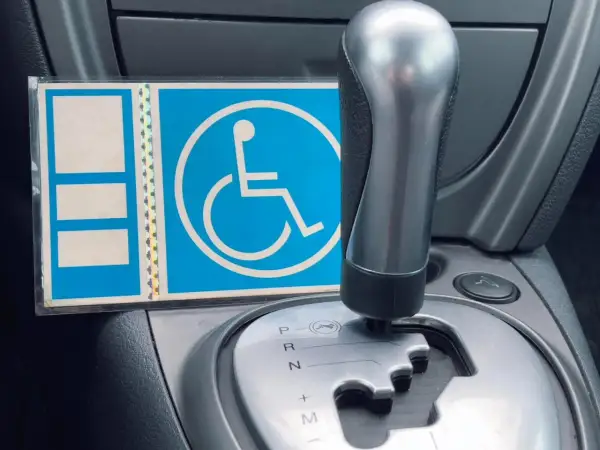 Segnaletica per disabili in auto, utile per contestare una multa per mancata esposizione contrassegno.