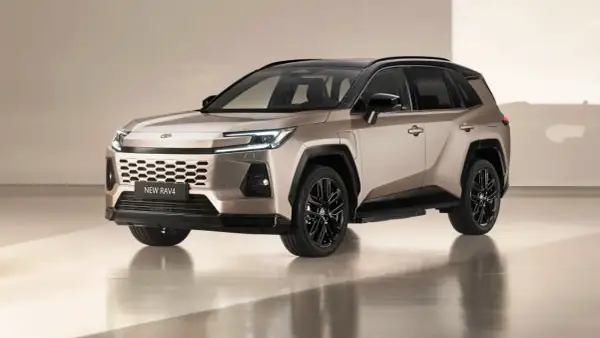 Nowa RAV4 w kolorze piaskowym z czarnym dachem i felgami. Nowoczesny design z charakterystycznym grillem i ostrymi światłami.