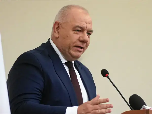 Mężczyzna w garniturze przemawia do mikrofonu. Czy Sasin ma żonę? To pytanie nurtuje wielu, ale zdjęcie nie daje odpowiedzi.