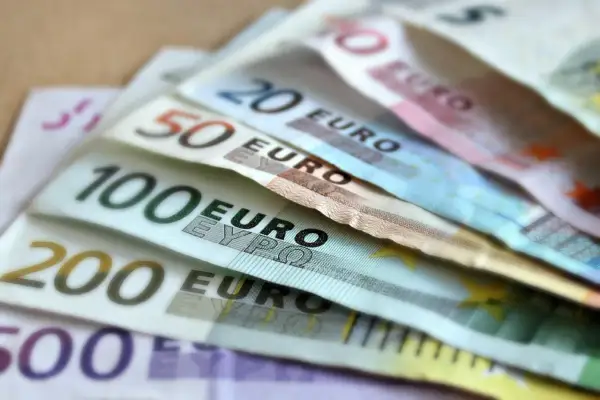 Euro banknoty o nominałach 200, 100, 50 i 20. Chorwacja już przyjęła euro jako swoją walutę.
