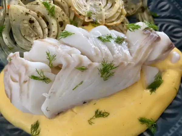 Saftig vit fisk med krämig sås och ugnsbakad fänkål, garnerad med dill. En härlig rätt som passar perfekt till middagen.