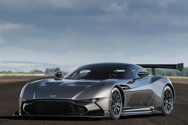 Aston Martin Vulcan, uno de los coches con mejor sonido, con su alerón trasero imponente y diseño agresivo.