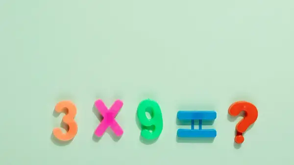 Kleurrijke cijfers en symbolen vormen een rekensom: 3 x 9 = ?. Een leuke tafeltoets voor groep 5!