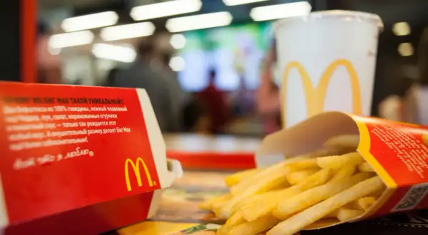Frytki i napój McDonald's. Sprawdź aplikację McDonald's, by znaleźć kupony i promocje na swoje ulubione dania.