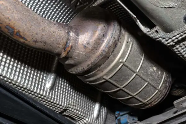 Zardzewiały element układu wydechowego, prawdopodobnie filtr DPF. Sprawdź czyszczenie DPF cena, by przywrócić sprawność.