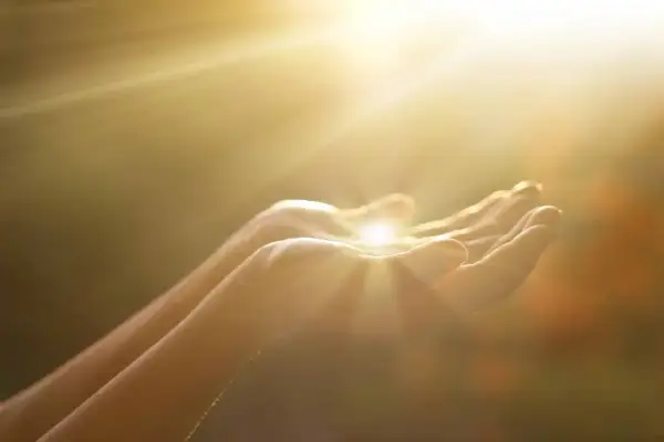 Hände im Sonnenlicht, die nach oben geöffnet sind. Ein Gefühl der Hoffnung, aber auch der Last, denn ich kann nicht verzeihen.