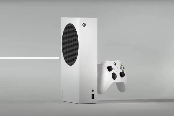 Biała konsola Xbox Series S z kontrolerem. Poznaj jej możliwości i xbox series s specyfikacja.