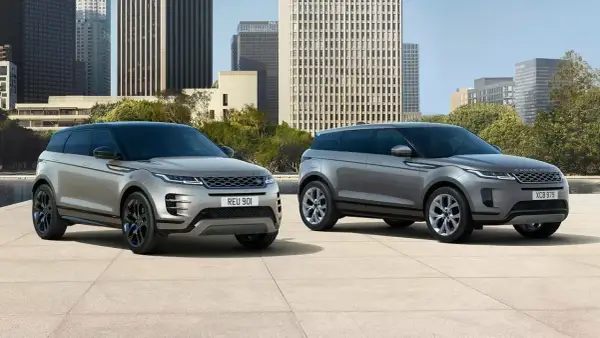 Dwa eleganckie samochody Range Rover stoją na tle nowoczesnej architektury miejskiej.