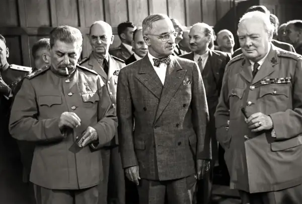 Stalin, Truman i Churchill na zdjęciu. Stalin, mimo swojego wzrostu, wydaje się dominować.
