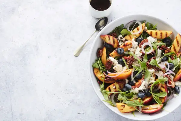 Ein bunter Salat mit gegrillten Nektarinen, Blaubeeren, Pekannüssen und Feta. Perfekt für einen leichten Sommergenuss.