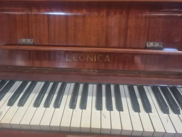 Ile waży pianino Legnica? Odkryj różnice między modelami i wagą