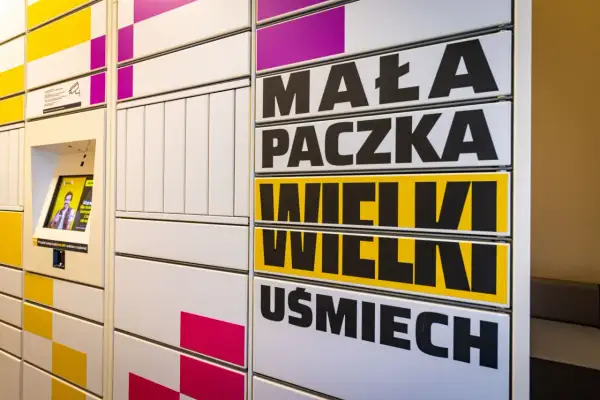 InPost Paczkomat z napisem "Mała paczka, wielki uśmiech". To miejsce, gdzie ekozwroty stają się proste i przyjemne.