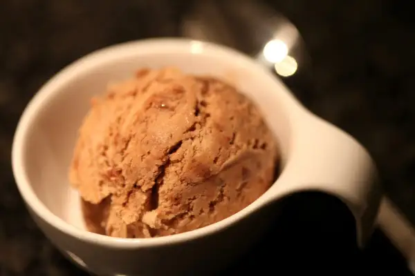 Eine Kugel Toblerone Eis in einer weißen Schale, bereit zum Genießen.
