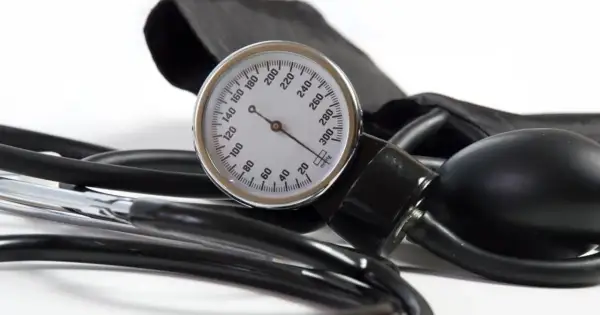 Ciśnieniomierz z mankietem i stetoskopem. Wskaźnik pokazuje ok. 120/80 mmHg, idealny wynik dla polpril.