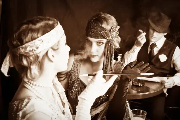 Impreza w stylu lat 20.: Jak zorganizować bal u Gatsby'ego?