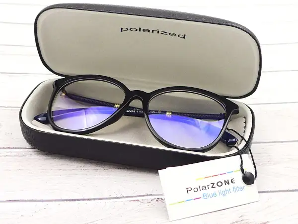 Okulary z filtrem niebieskim w etui, z metką "PolarZONE Blue light filter".