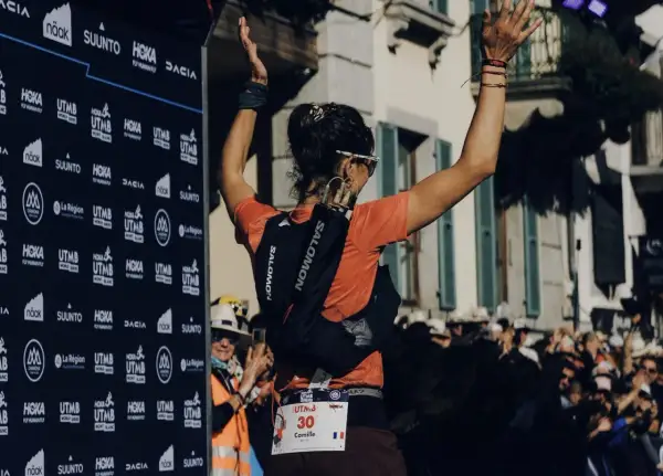 La coureuse Camille, dossard 30, lève les bras en signe de victoire à l'UTMB. Une scène qui a suscité une vive polémique.