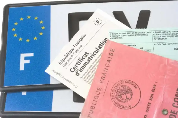 Plaque d'immatriculation, certificat d'immatriculation et permis de conduire français. Ces documents sont essentiels pour connaître le poids carte grise d'un véhicule.