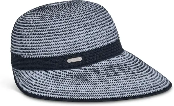 Cappello da sole Calvin Klein bianco e nero a righe, con fascia scura e logo metallico. Perfetto per le giornate estive.