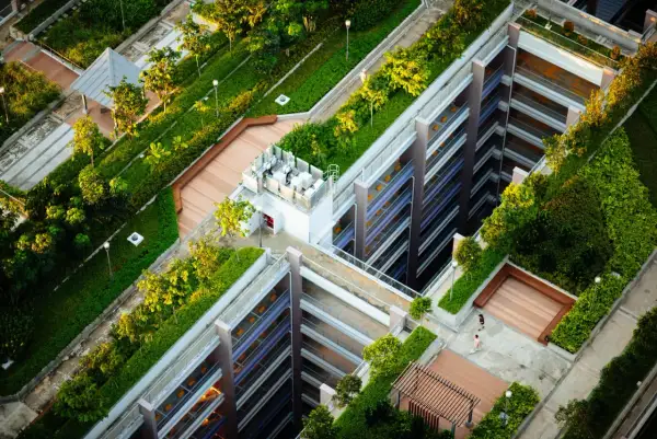 Edifici green con giardini pensili e aree verdi che si integrano con l'architettura moderna, creando un paesaggio urbano sostenibile.