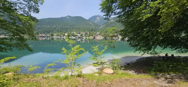 Türkisblaues Wasser, Berge und Häuser am Ufer – ein idyllisches Bild, das man als bayerische Karibik bezeichnen könnte.
