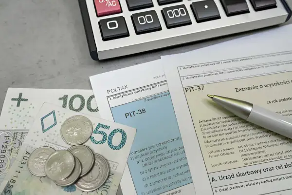 Zestawienie dokumentów podatkowych PIT-37 i PIT-38, pieniądze i kalkulator. Czas na rozliczenie zaliczki na podatek dochodowy.