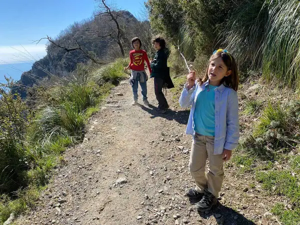 Bambini sul Sentiero degli Dei, un percorso panoramico. Chissà quanti km mancano alla fine!