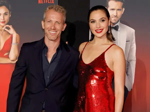 Gal Gadot w czerwonej sukni obok męża, Yaron Varsano, na premierze filmu.