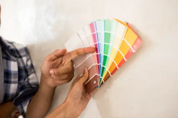 Choix de la couleur facade maison : un éventail de nuanciers s'ouvre, révélant des teintes pastel et vives pour un projet de rénovation.