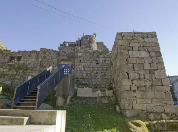 El imponente castillo de Ribadavia, con sus muros de piedra y una escalera metálica que invita a explorar su historia.