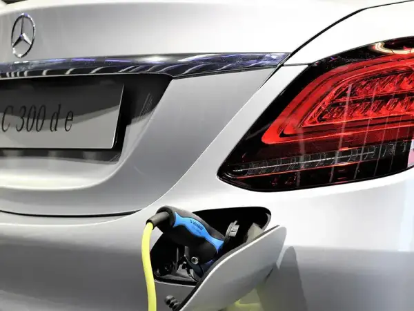 Parte posteriore di un'auto ibrida Mercedes C 300 de in carica. La manutenzione di un'auto ibrida è fondamentale.