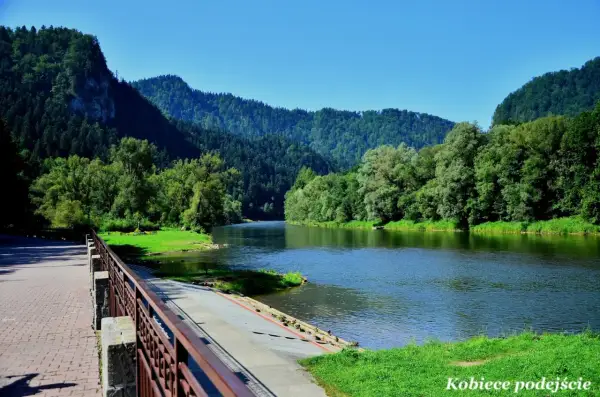 Malowniczy widok na Dunajec w Szczawnicy, w oddali majaczy Czerwony Klasztor.